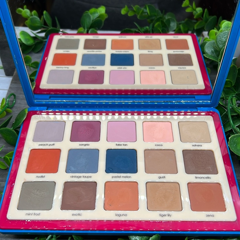 Mixed matte Natasha Denona palette in Tropic casing